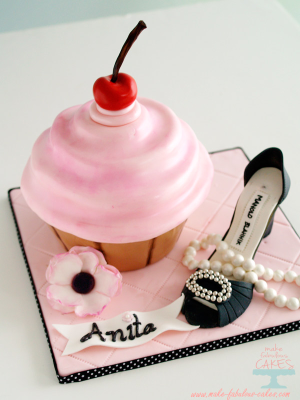 Giant Cupcake Cake - ILoveCooking