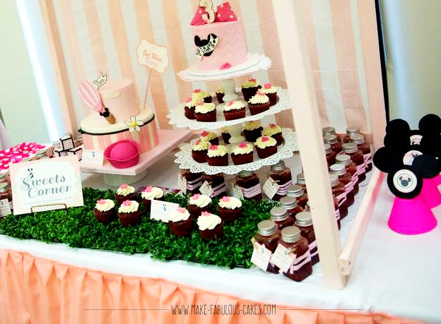 vintage minnie mouse dessert table