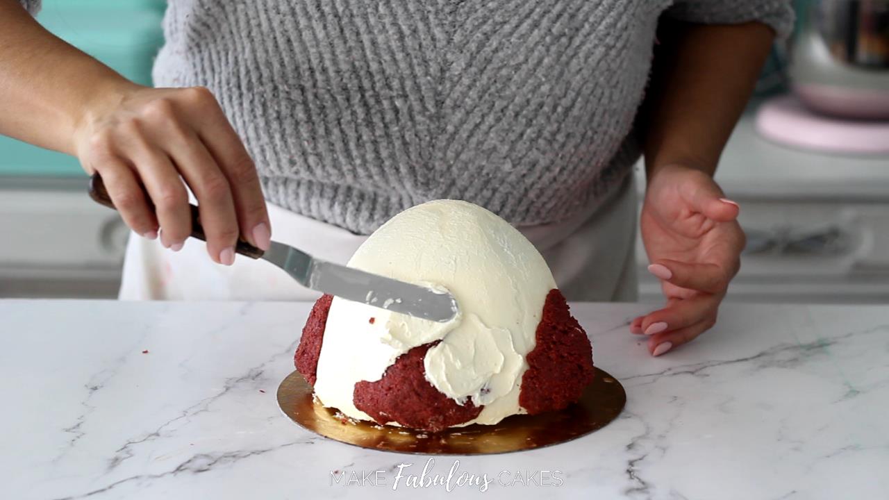 crumbcoating mushroom cake top