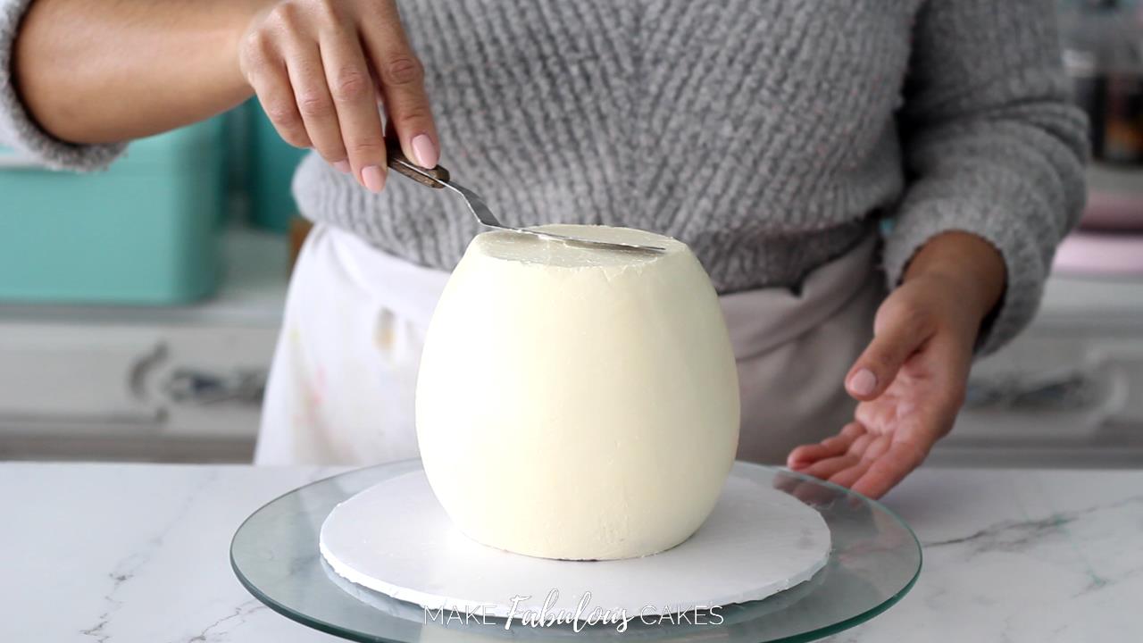 finishing frosting of mushroom cake